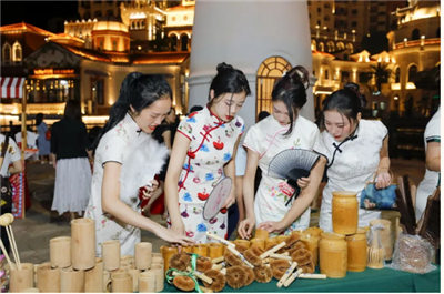 尊龙集团中国官方网站欢乐小镇：盛世华诞，共享夜市璀璨国庆夜，逛不一样的夜市